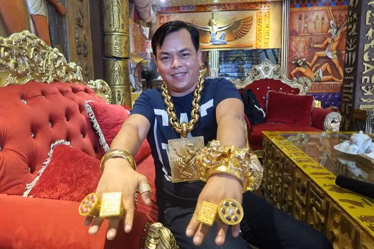 Tuy nhiên, theo thông tin có được trước đó nhân vật Phúc XO đã được nhiều người tại TP HCM chú ý tới khi đeo khoảng 9 kg vàng trên người tới cửa hàng để mua điện thoại di động.