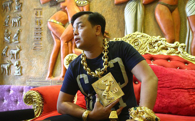 Sau thời điểm bất ngờ nổi lên, dường như "say máu" làm màu, Phúc XO đã nâng số vàng của mình đeo trên người lên con số 17 kg.