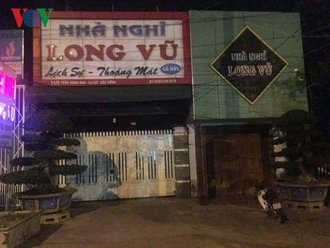 Phía đối diện là nhà nghỉ Long Vũ, thuộc sở hữu của gia đình “Phượng râu” cũng đã “cửa đóng then cài” sau khi vụ vận chuyển gỗ lậu của ông chủ bị bắt giữ. (ảnh: Quốc Học - Tuấn Long)