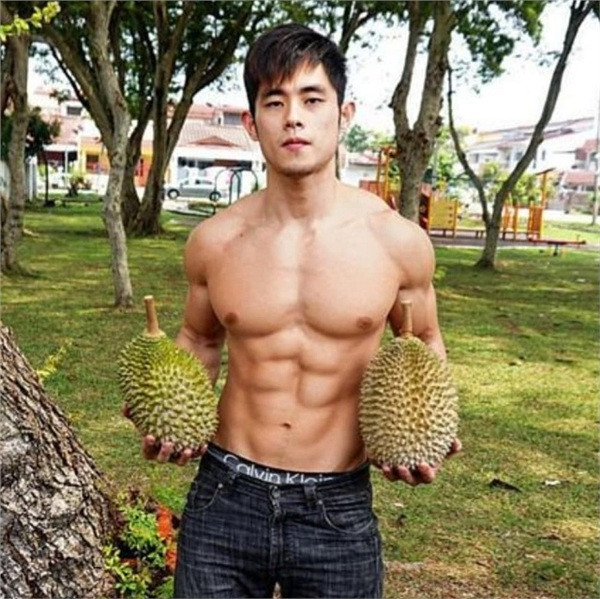Ngoài ra, cũng trên trang này, một người đàn ông có cơ bắp săn chắc, không mặc áo để lộ cơ bụng 6 múi đang thoải mái chụp hình với những trái sầu riêng, kèm theo nhiều chú thích dí dỏm.