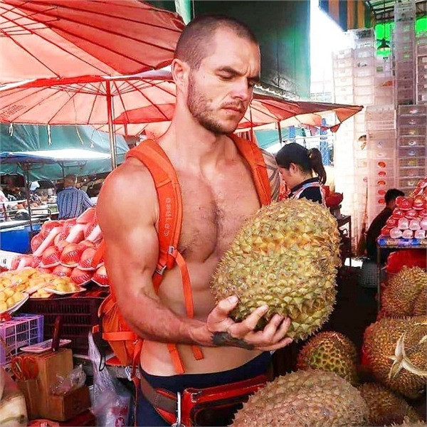 Những chàng trai đến từ Sri Lanka, Thái Lan, Malaysia được gắn thẻ địa điểm trên mỗi bài đăng cùng trái sầu riêng, có vẻ như họ cố tình công khai mình đến từ đâu.