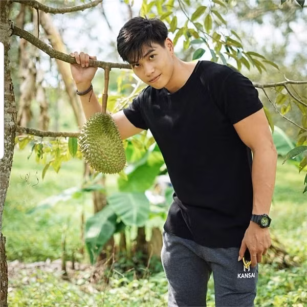 Các chàng trai khỏe mạnh, rắn chắc khoe hình thể với sầu riêng.