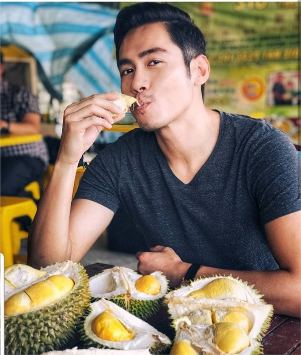 Tạo hình bên trái sầu riêng, những người đàn ông này khiến cho nhiều cô gái không chỉ say sầu riêng mà còn không cưỡng lại sự hấp dẫn của mình.