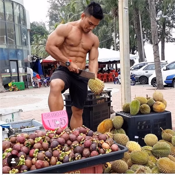 Mới đây, chàng trai có tài khoản Instagram @hotdudeswithdurian giới thiệu về tấm hình: " sầu riêng làm chúng ta gai góc hơn" ngay lập tức thu hút hàng trăm người theo dõi.