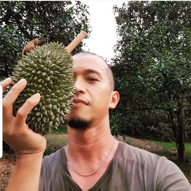 Chẳng cần phải bổ ra, nhiều chàng trai cho rằng chụp ảnh với loại hoa quả gai góc như sầu riêng thì "auto" đẹp.
