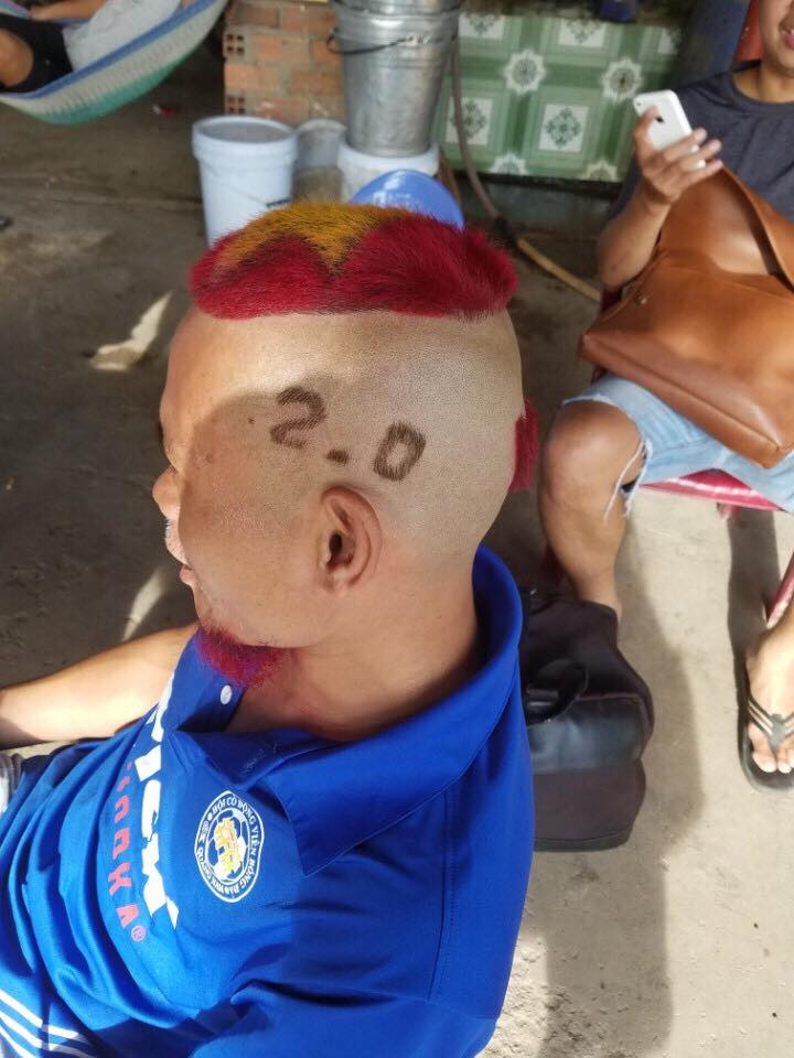 Do là người kinh doanh tự do nên anh Tiến không vướng bận lắm về thời gian và thường xuyên sắp xếp để tung hành, theo chân các cầu thủ Việt Nam tại các giải đấu lớn và cứ từ đó anh được nhiều người yêu mến và đặt tên "lão gàn" của bóng đá Việt Nam.