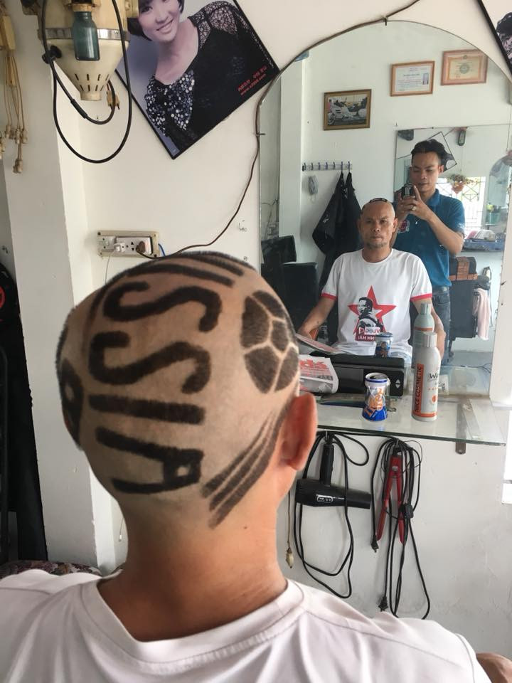 Mới đây, trên trang cá nhân của mình, anh Tiến lại hí hửng khoe sắp đi Nga ủng hộ World Cup. Vẫn là "chất điên" quen thuộc, với dòng chữ "Russia 2018" được tỉa bằng tóc trên quả đầu trọc lóc.