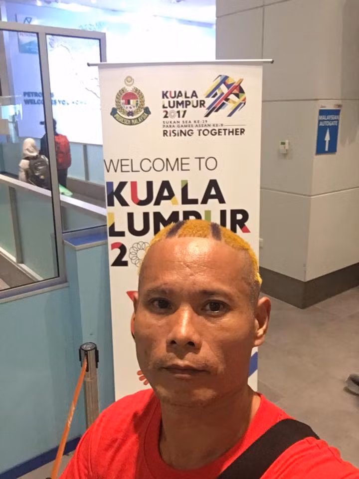 Chia sẻ với PV Kiến Thức về tình yêu đam mê với trái bóng của mình, anh Tiến cho biết: "Từ khi anh còn ở Hà Nội đã theo ba anh lên sân hàng đẫy rồi. Anh vào Sài Gòn đã 29 năm và thường lên sân Thống Nhất cũng như Bình Dương , Tân An , Long Xuyên , Cần Thơ &amp; Tây Ninh coi đá bóng".