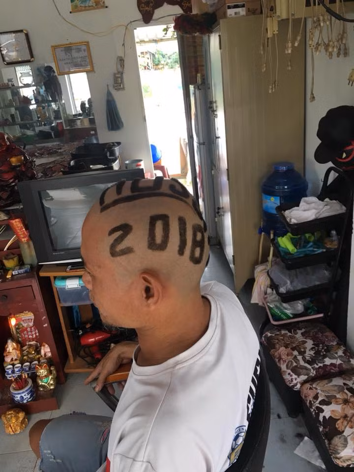 Với mái đầu cực chất ủng hộ World Cup 2018 của mình, anh Tiến sẽ là được rất nhiều người chú ý bởi chất chơi của anh.