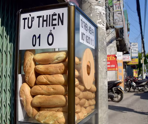 Cùng với những bình nước miễn phí là những thùng bánh mì miễn phí. Những thùng bánh mì này cũng được đặt rải rác ở nhiều nơi trong lòng Sài Gòn, và trở nên quen thuộc với nhiều người lao động nghèo. Những thùng bánh mì miễn phí này đã giúp người nghèo tiết kiệm được một khoản chi phí giữa cuộc mưu sinh đầy khó khăn.