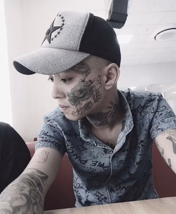 Chú rể người Nha Trang tên Lâm cũng biết mình đã suy nghĩ rất kỹ trước khi quyết định ghi dấu lên mặt. Ban đầu, bị gia đình và bạn bè phản đối mạnh mẽ nhưng vì muốn sống đúng với cá tính, chàng trai 9X vẫn tiếp tục làm.