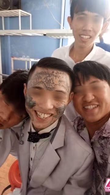 Những hình ảnh của đám cưới đặc biệt này nhận được 7.000 lượt like và hàng nghìn chia sẻ, bình luận của cộng đồng mạng. Không ít người chỉ trích chú rể Nha Trang rằng "chơi quá đà, thích thể hiện"