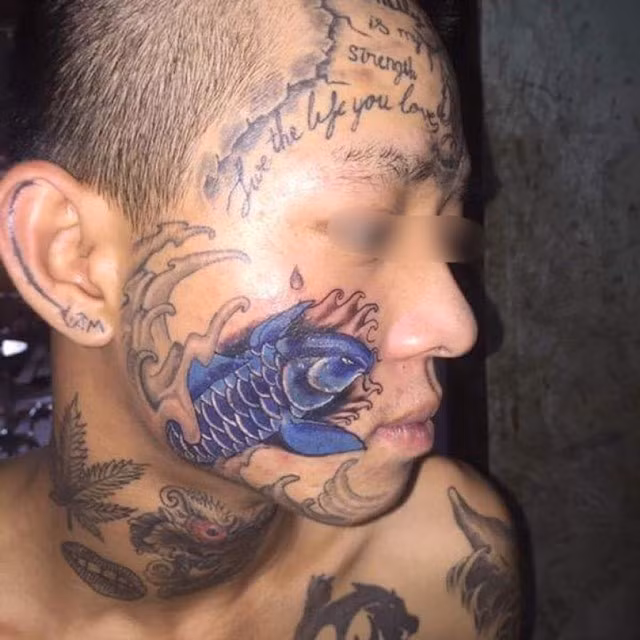 Theo tìm hiểu của nhiều dân mạng, chú rể xăm mặt đang gây xôn xao có tên là Lâm, 21 tuổi, hiện sinh sống và làm việc ở Nha Trang, Khánh Hòa.