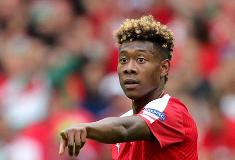 Ngay phút đầu tiên của trận đấu, thiếu chút nữa David Alaba đã đi vào lịch sử VCK Euro 2016 với tư cách cầu thủ ghi bàn nhanh nhất, thế nhưng cột dọc đã từ chối cơ hội của tuyển thủ Áo. Sau tình huống nguy hiểm được cầu thủ của Bayern Munich tạo ra, tốc độ của trận đấu được đẩy lên khá cao khi 2 đội liên tục thực hiện những tình huống tấn công ăn miếng trả miếng.