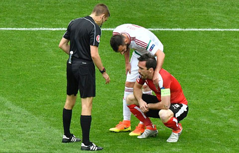 Sau quãng thời gian đầu bị ĐT Áo dồn ép, Hungary đã dần lấy lại thế trận và cân bằng lại quyền kiểm soát bóng. Nhưng việc các cầu thủ trên hàng công của ĐT Hungary thi đấu mờ nhạt thì hàng tiền vệ không biết triển khai bóng ra sao. Từ phút 25' đến phút 42', bóng chủ yếu lăn ở giữa sân.