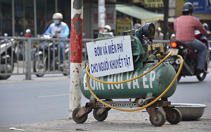 Hành động tốt, ý nghĩa nhân văn cao cả cũng được nhiều người dân mang ra ngoài đường để chung tay giúp đỡ lẫn nhau.