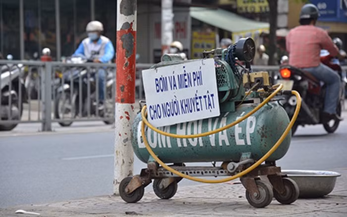 Hành động tốt, ý nghĩa nhân văn cao cả cũng được nhiều người dân mang ra ngoài đường để chung tay giúp đỡ lẫn nhau.