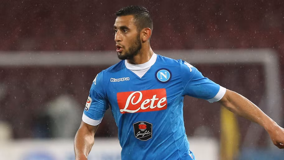 Faouzi Ghoulam, một trong những ngôi sao chạy cánh được săn đón nhất trên thị trường chuyển nhượng hiện tại. Anh sinh ra ở miền Trung nước Pháp, Thế nhưng năm 2013, Faouzi Ghoulam lại quyết định đầu quân cho Algeria, quê hương của cả bố lẫn mẹ.