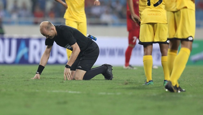 Tuy nhiên, trong hiệp 1 trận đấu, sau vài tình huống lên bóng của đội tuyển U23 Việt Nam, vì quá mải mê dõi theo đường bóng, trọng tài chính Adham Makhadmeh đã không may đâm sầm vào hậu vệ Rahimin Ghani bên phía U23 Brunei đang di chuyển ngược lại.