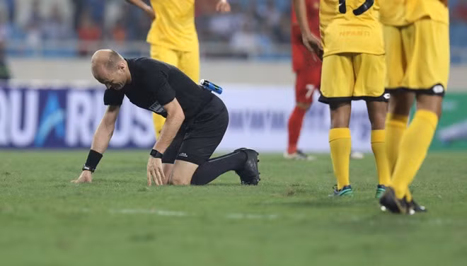 Tuy nhiên, trong hiệp 1 trận đấu, sau vài tình huống lên bóng của đội tuyển U23 Việt Nam, vì quá mải mê dõi theo đường bóng, trọng tài chính Adham Makhadmeh đã không may đâm sầm vào hậu vệ Rahimin Ghani bên phía U23 Brunei đang di chuyển ngược lại.