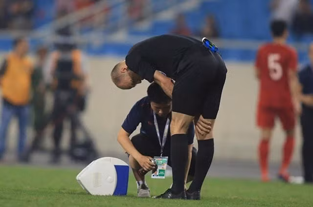 Pha va chạm khá mạnh khiến, trọng tài Adham Makhadmeh tỏ vẻ đau đớn, phải đi ra bên ngoài sân và nhờ đến sự chăm sóc của đội ngũ y tế.