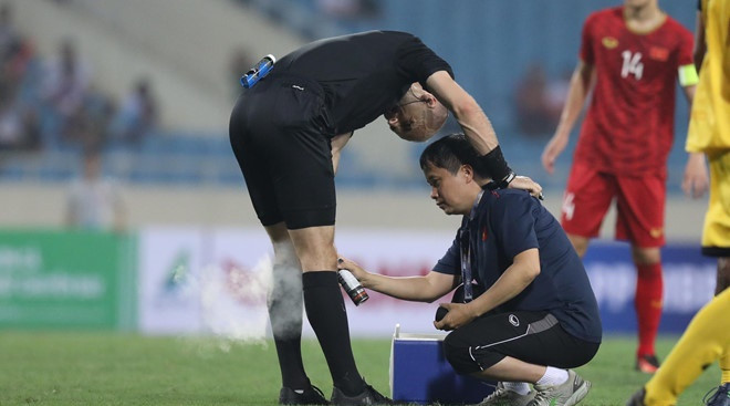 Tình huống hy hữu này khiến trận đấu bị gián đoạn 3 phút. Sau đó, vị trợ lý trọng tài đã phải chạy tới để xem lại chấn thương của ông trọng tài chính và nếu có trường hợp xấu nhất sẽ phải thay trọng tài.