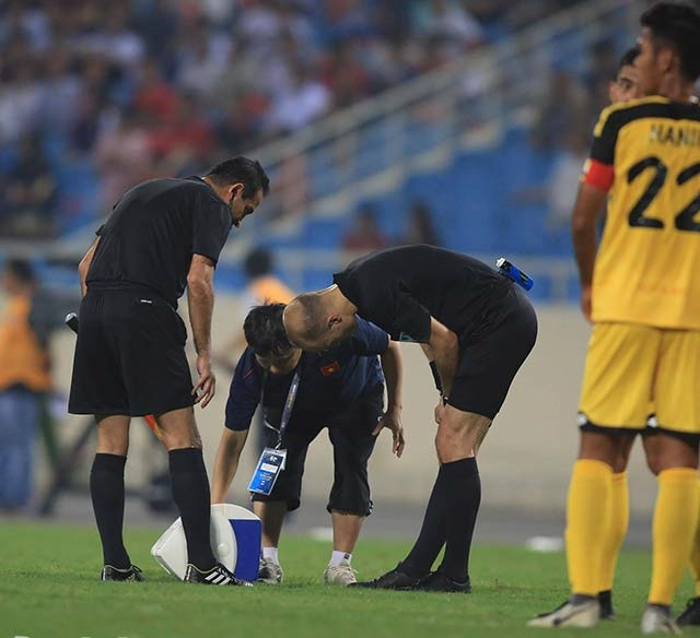 Tuy nhiên, ông Makhadmeh đã khập khiễng trở lại và cho trận đấu tiếp tục.