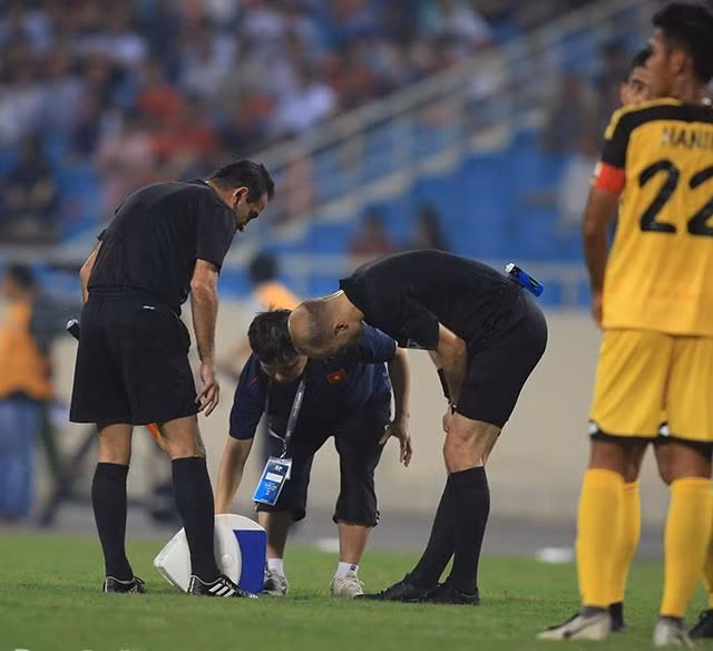 Tuy nhiên, ông Makhadmeh đã khập khiễng trở lại và cho trận đấu tiếp tục.