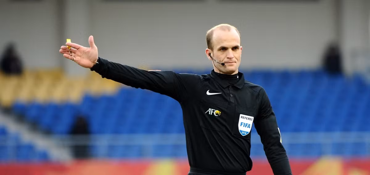 Ông Makhadmeh, 32 tuổi, trở thành trọng tài của FIFA từ năm 2013 và thường được phân công nhiệm vụ cầm còi các trận đấu ở châu Á.