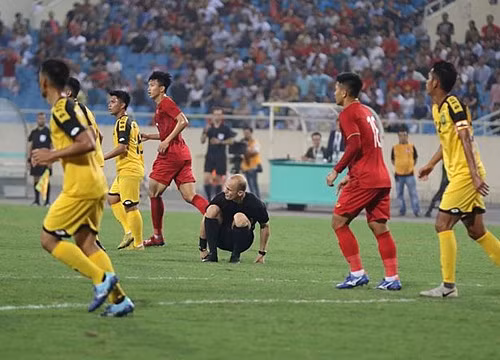 Tình huống hy hữu này khiến nhiều NHM phải bật cười vì vị vua áo đen này bỗng lăn đùng ra sân ôm chân tỏ vẻ khá đau đớn.