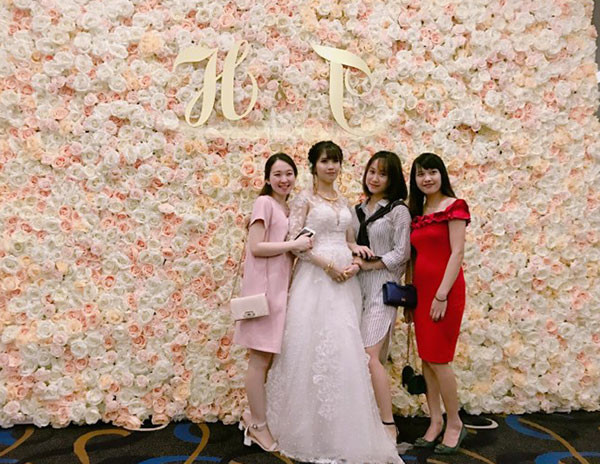 Quỳnh Anh và 3 bạn còn lại đều đang sống ở Thanh Hóa. 'Huyền Trang là người cưới chồng đầu tiên trong nhóm, cách đây 3 năm, đến nay con đầu đã được 3 tuổi, em bé bạn ấy bế khi chụp hình là người con thứ 2. Xuân Thu và Khánh Linh cùng cưới chồng đầu năm 2017, 2 bạn sinh em bé cách nhau 10 ngày' - Quỳnh Anh hào hứng kể về hội bạn thân.