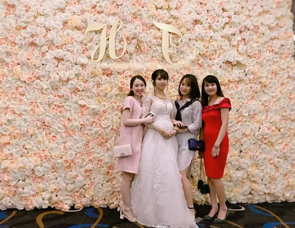 Quỳnh Anh và 3 bạn còn lại đều đang sống ở Thanh Hóa. 'Huyền Trang là người cưới chồng đầu tiên trong nhóm, cách đây 3 năm, đến nay con đầu đã được 3 tuổi, em bé bạn ấy bế khi chụp hình là người con thứ 2. Xuân Thu và Khánh Linh cùng cưới chồng đầu năm 2017, 2 bạn sinh em bé cách nhau 10 ngày' - Quỳnh Anh hào hứng kể về hội bạn thân.