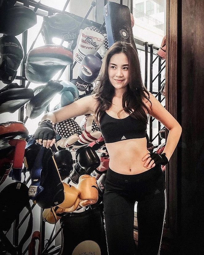 Từng chia sẻ bản thân rất dễ tăng cân, vì vậy, cách tốt nhất để Mai Ngọc giữ được vóc dáng chuẩn đó là "đổ mồ hôi" trong phòng Gym sau mỗi ngày làm việc.