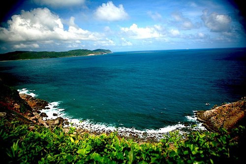 Ấn tượng với những du khách lần đầu tiên đến Côn Đảo sẽ là hình ảnh núi non hùng vĩ, thiên nhiên hoang sơ tuyệt, tràn ngập hương vị của biển.