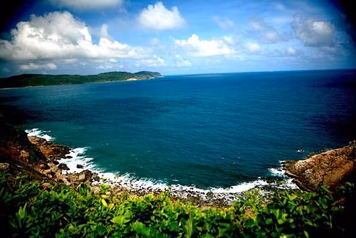 Ấn tượng với những du khách lần đầu tiên đến Côn Đảo sẽ là hình ảnh núi non hùng vĩ, thiên nhiên hoang sơ tuyệt, tràn ngập hương vị của biển.