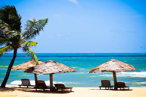 Côn Đảo có 200km đường bờ biển với hàng chục bãi tắm đẹp và hoang sơ, làn nước trong xanh, những rặng san hô đầy màu sắc.