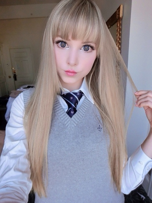 Các bức ảnh đời thường ngay cả khi trang điểm nhẹ nhàng Taylor đều khiến nhiều cánh mày râu say đắm vì nhan sắc như búp bê. Ảnh: Instagram /FB nhân vật.