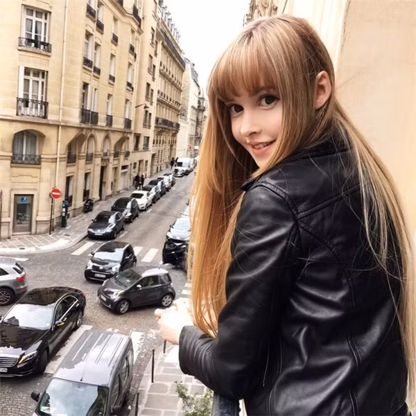 Thời gian gần đây, Taylor còn trực tiếp tạo một tài khoản chuyên hướng dẫn mọi người cách trang điểm trên Youtube và chia sẻ kinh nghiệm ăn uống để có thân hình đẹp. Hiện nay, kênh này đang nhận được sự ủng hộ nhiệt tình của đông đảo người hâm mộ.