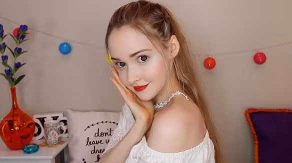 Do gương mặt giống hệt búp bê nên công việc chủ yếu của Taylor là làm người mẫu ảnh. Cô nàng búp bê sống 15 tuổi xuất hiện trên khá nhiều trên các trang bìa tạp chí và mỹ phẩm Châu Á. Một điều đặc biệt là Taylor có khuôn mặt giống búp bê nhưng chưa từng trải qua phẫu thuật thẩm mỹ. Công việc thường làm trước khi chụp ảnh của Taylor chỉ là đeo lens để tròng mắt to, ấn tượng hơn.