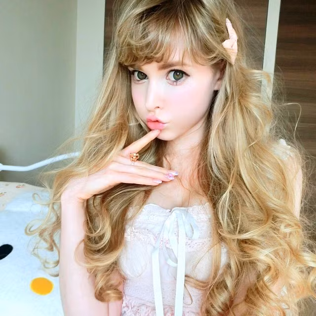 Taylor đang sống và làm việc tại Tokyo, Nhật Bản để phát triển công việc mẫu ảnh mà cô đang theo đuổi.