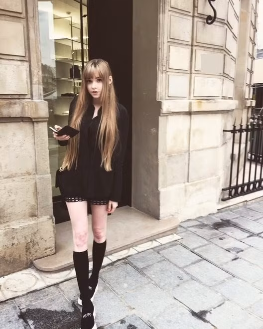 Gương mặt xinh đẹp và chiều cao lý tưởng giúp búp bê sống người Canada tạo dựng được thành công trong công việc mẫu ảnh.