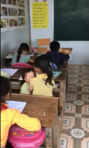 Mới đây trên MXH, bức ảnh ghi lại cảnh cô bé vùng cao vừa bế em vừa viết bài đã khiến không ít người chạnh lòng.