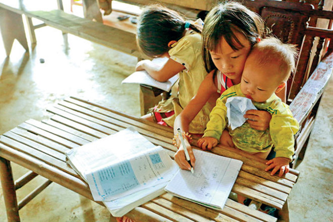 Còn nickname Thảo Nguyên cho biết: "Trước đây thì là xách cặp lồng cơm vượt chục cây số đi học mỗi ngày. Đến trường thì ăn mì nấu tập thể còn giờ thì là vừa viết bài vừa bế em. Đâu khổ bằng các trẻ em vùng cao đi tìm con chữ".