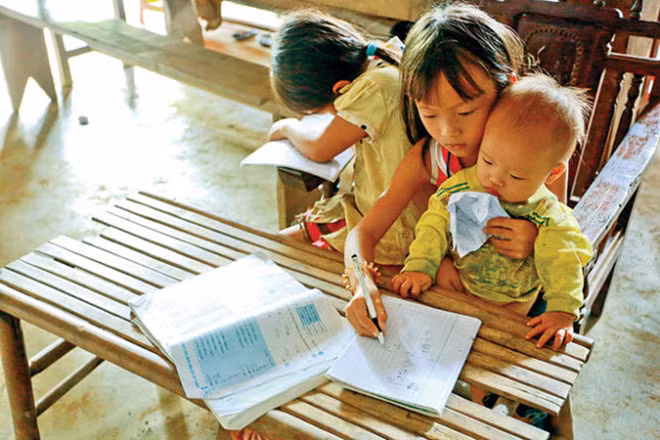 Còn nickname Thảo Nguyên cho biết: "Trước đây thì là xách cặp lồng cơm vượt chục cây số đi học mỗi ngày. Đến trường thì ăn mì nấu tập thể còn giờ thì là vừa viết bài vừa bế em. Đâu khổ bằng các trẻ em vùng cao đi tìm con chữ".