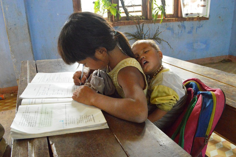 Chưa hết, để đi tới trường nhiều trẻ em vùng cao phải vượt phải vượt qua biết sao sự gập ghềnh, chông gai. điều kiện kinh tế không cho phép các em có thể thoải mái đi học.