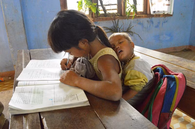 Chưa hết, để đi tới trường nhiều trẻ em vùng cao phải vượt phải vượt qua biết sao sự gập ghềnh, chông gai. điều kiện kinh tế không cho phép các em có thể thoải mái đi học.