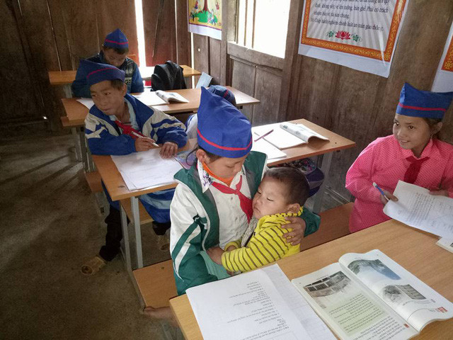 Công cuộc giáo dục, dẫu còn phải đối mặt với vô vàn khó khăn nhưng vẫn cứ miệt mài diễn ra từng ngày. Không mong gì hơn, chỉ mong em luôn vững tâm và kiên trì từng bước một.