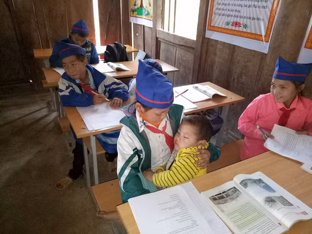 Công cuộc giáo dục, dẫu còn phải đối mặt với vô vàn khó khăn nhưng vẫn cứ miệt mài diễn ra từng ngày. Không mong gì hơn, chỉ mong em luôn vững tâm và kiên trì từng bước một.