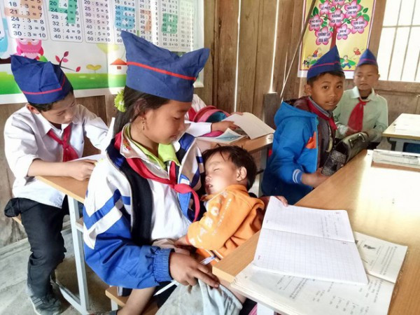 Bên cạnh đó, nhiều câu chuyện về sự khó khăn của các trẻ em vùng cao khi đến trường cũng được dân mạng kể ra trong những chuyến đi thực tế của mình khiến nhiều người không cầm nổi cảm xúc.