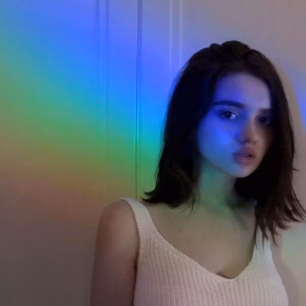 Cư dân mạng Nga còn gọi Yana là sự kết hợp của Lily Maymac và Kylie Kardashian bởi cô có khuôn mặt gần giống với người mẫu lookbook đình đám dân mạng còn thân hình thì giống cô em nhà "siêu vòng 3 Karashian".